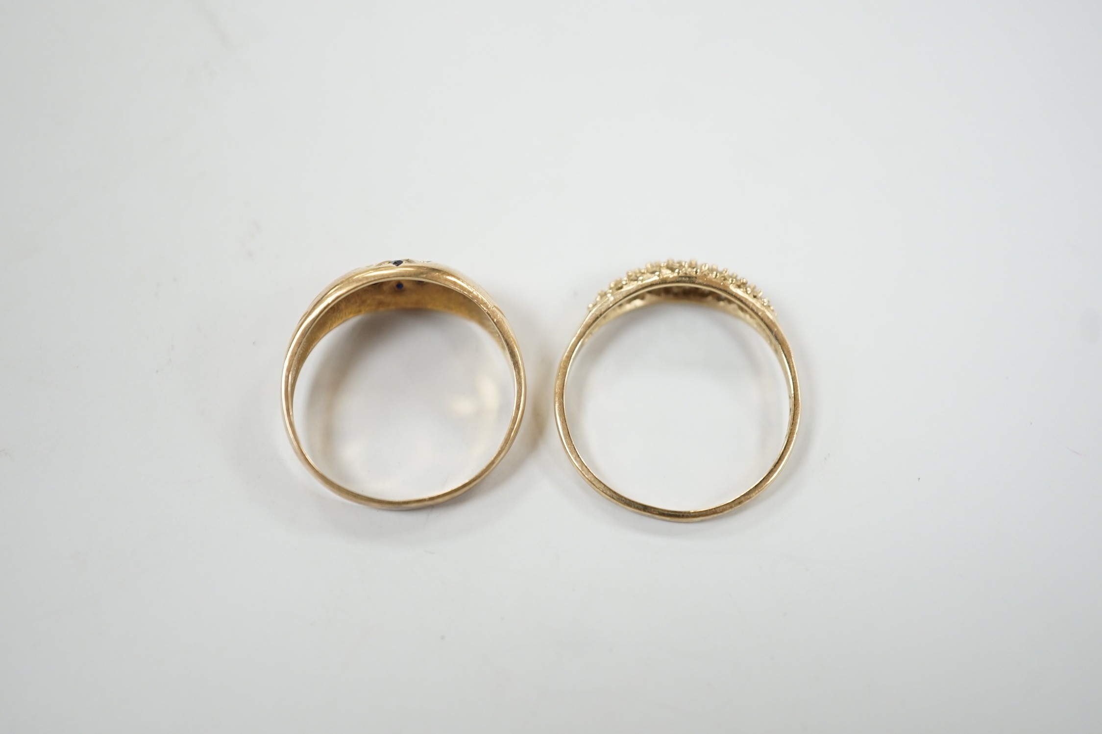 Two modern 9ct gold rings including set sapphire cluster, gross weight 4.2 grams.